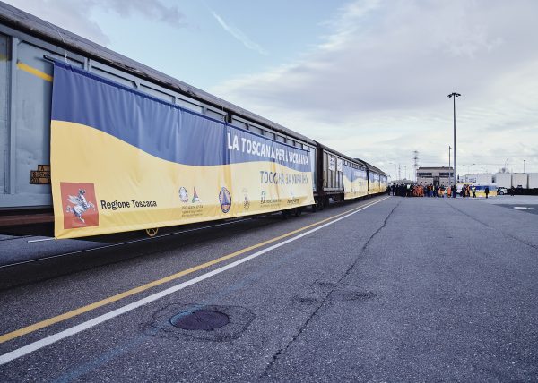 Il treno speciale della toscana con gli aiuti umanitari diretti in Ucraina per far fronte alle necessità della popolazione e dei profughi della guerra. Foto del fotografo Lorenzo Marzano, Prato, Firenze, Pistoia